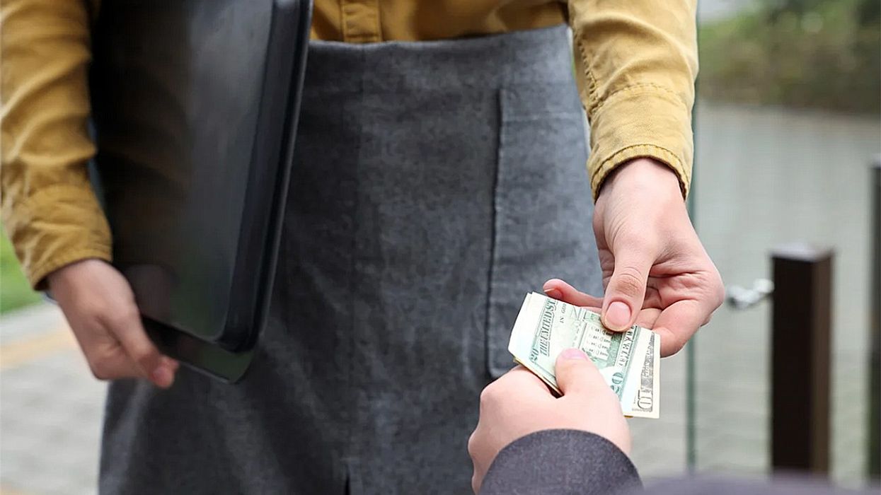 A man handing over a tip.