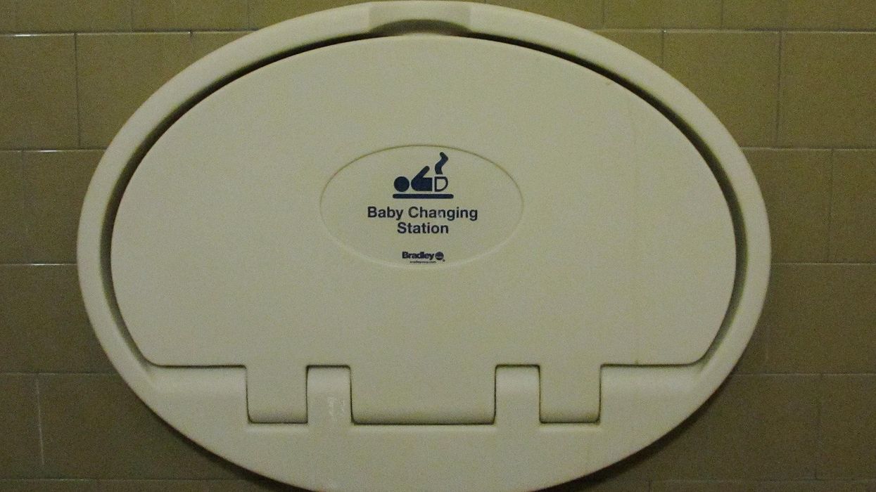 Dad explains how he 'protects' his daughter by taking her into the women's bathroom