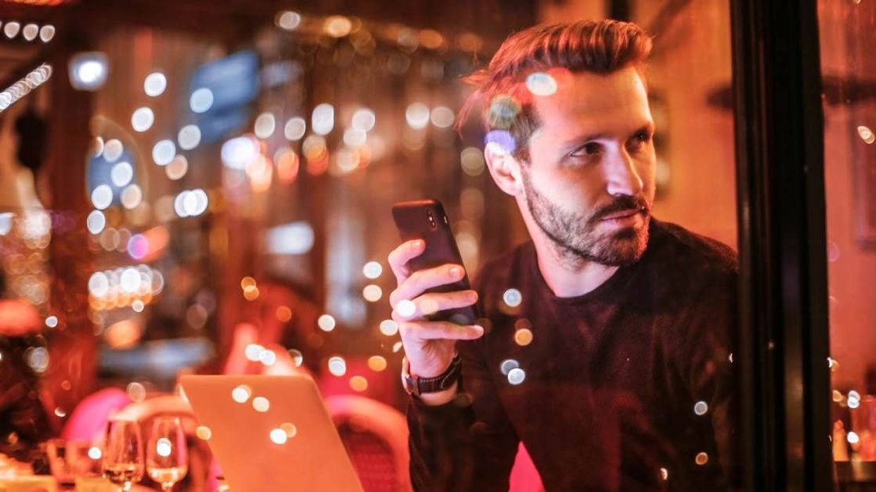 Woman texts ‘brutally ugly’ date by mistake—he leaves her with the bill