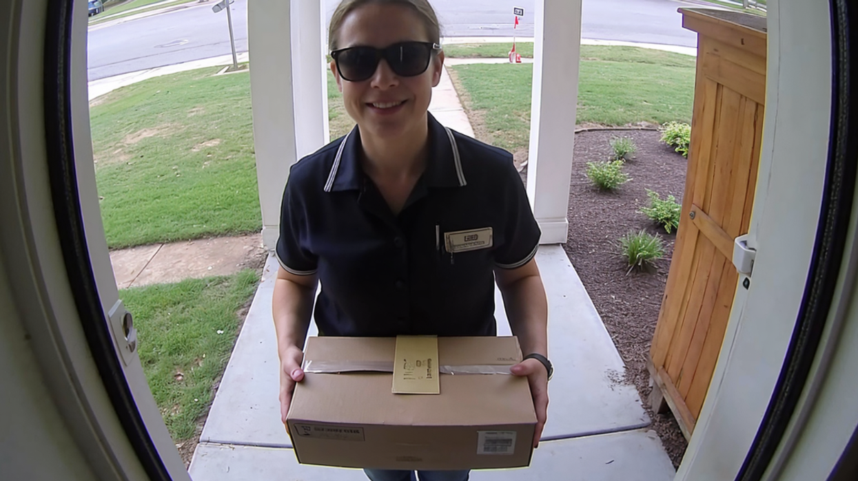 Amazon driver sees major safety risk at new home and warns owner instantly