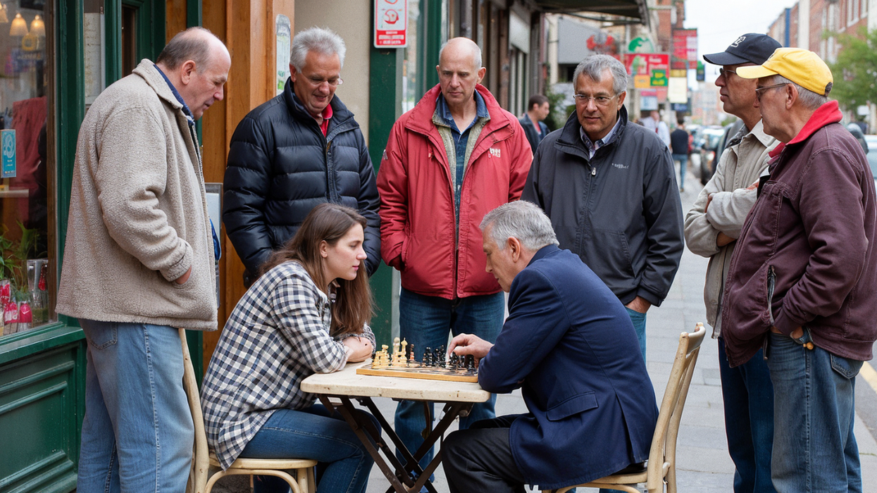 Chess champion hilariously stuns men mocking her skills during street game