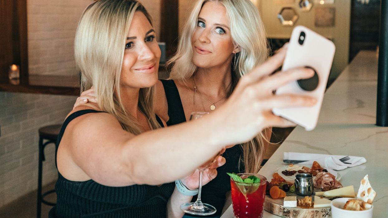 Millennial, selfie, duck face